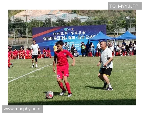 登贝莱更换社交媒体头像：巴萨时期和加维的合影